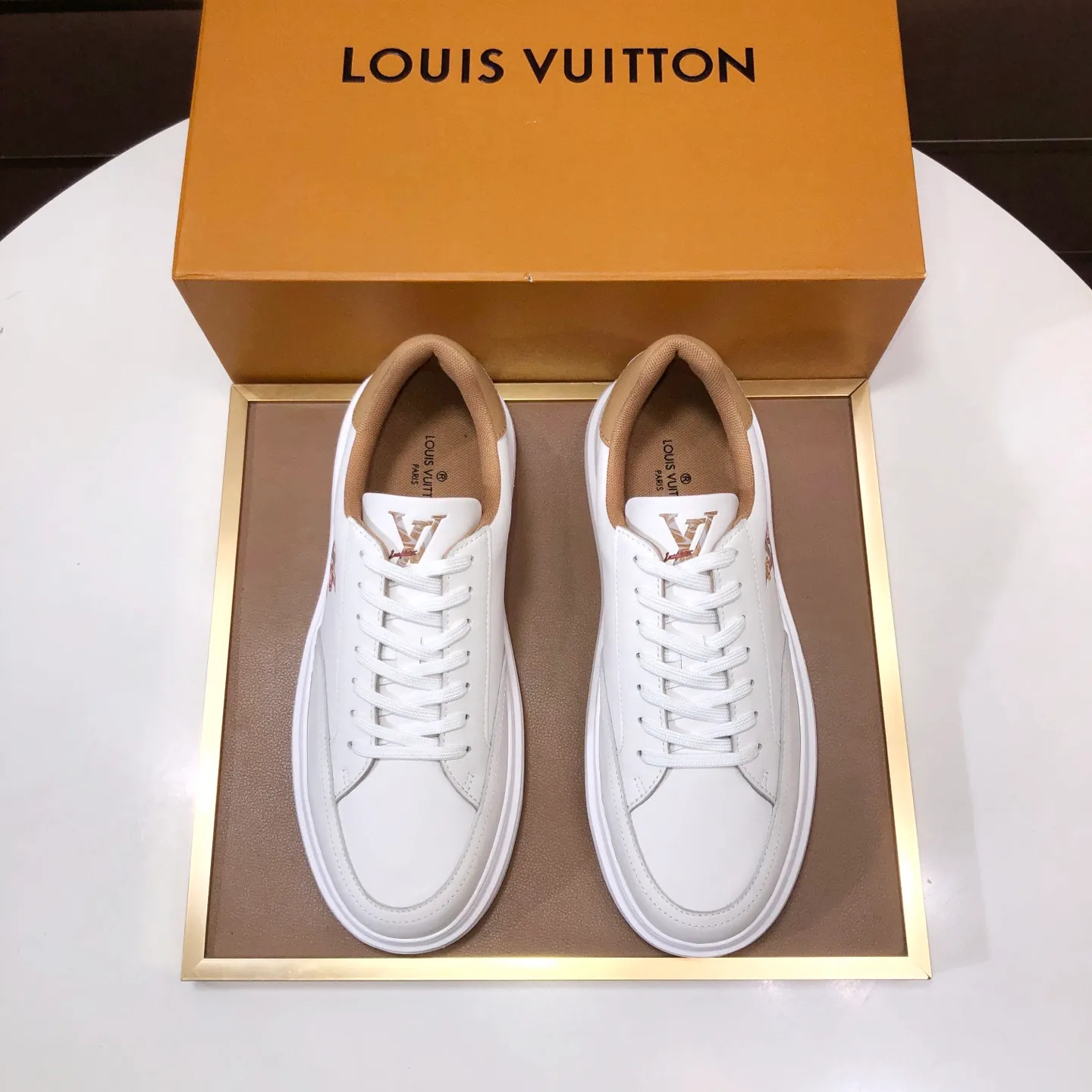 Factory batch 640💰original development, quality shipment, welcome to compare - LV sneaker series sports shoes introduce the loose silhouette of the ready-to-wear series into the spring and summer men's wear shows and make an eye-catching appearance. The cow leather upper is combined with rough fabric laces, and colorful beading highlights the brand's classic elements. LV letters mark the tongue and Monogram floral outsole. Mixed materials Made of top-grain cowhide, thick shoelace design, large Monogram print on the side, mesh lining and cotton feet, the comfort is as extreme as ever, premium heritage, quality first, worth owning! Size: Men’s 38-45 (45 is custom-made and cannot be returned or exchanged)